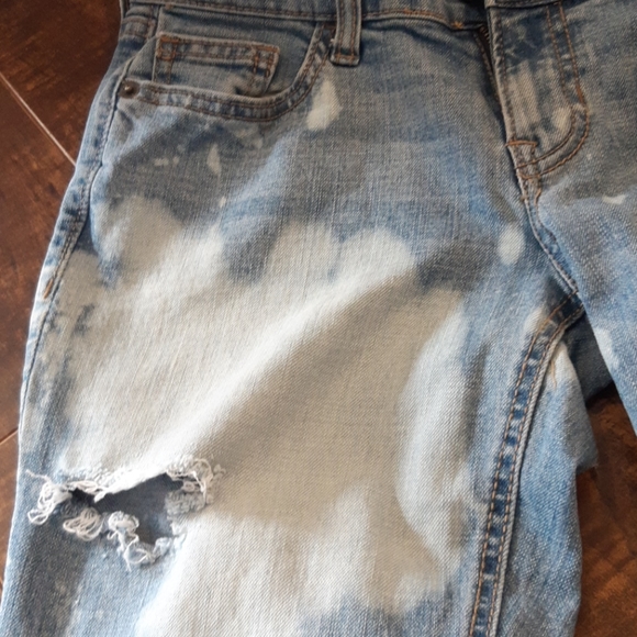 Old navy, low rise, bleach wash jeans - Picture 2 of 4